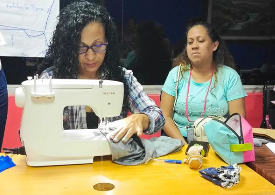 Emprendedoras realizan taller de corte y confección de ropa para bebé