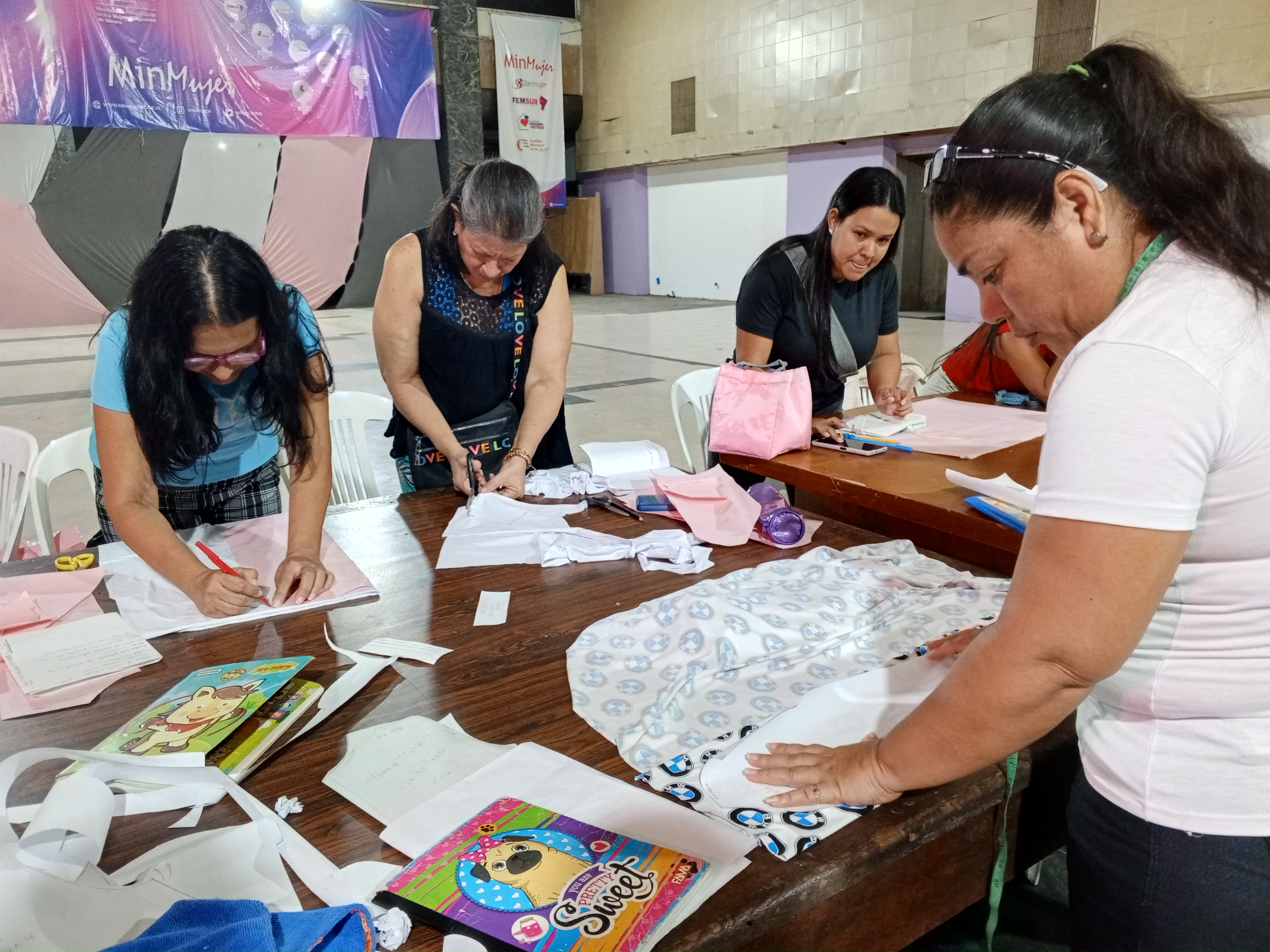 Mujeres emprendedoras recibieron taller de formación textil en Banmujer
